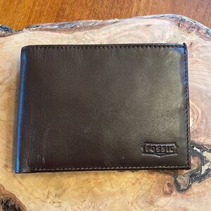 Fossil Mens Leather Bi-Fold Wallet with Change Compartment